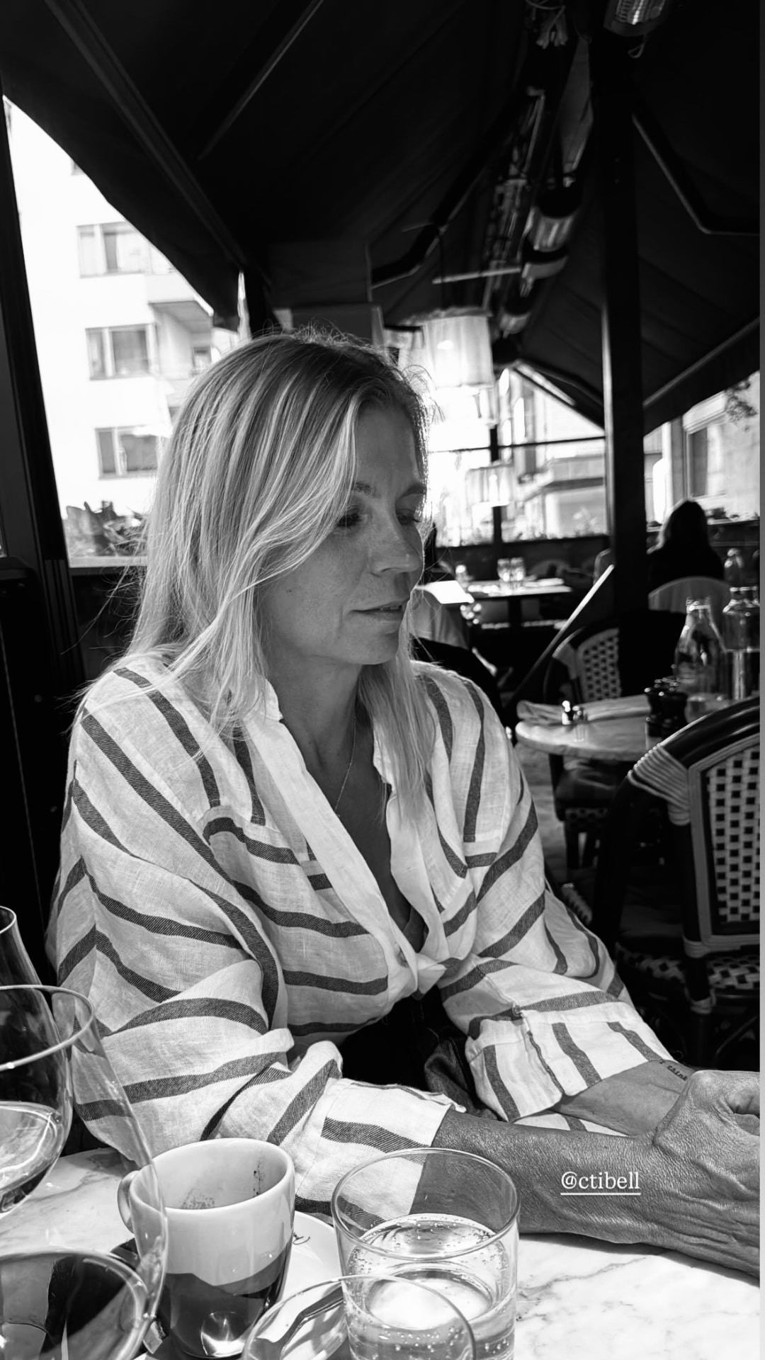 Cecilia Tibell at a café table in Stockholm, black and white